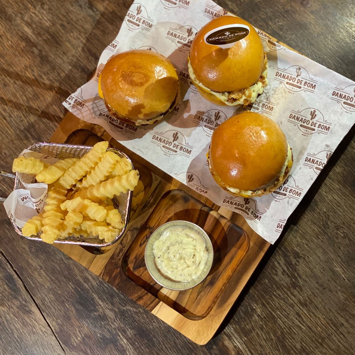 MINI BURGUERS CHEESE + FRITAS