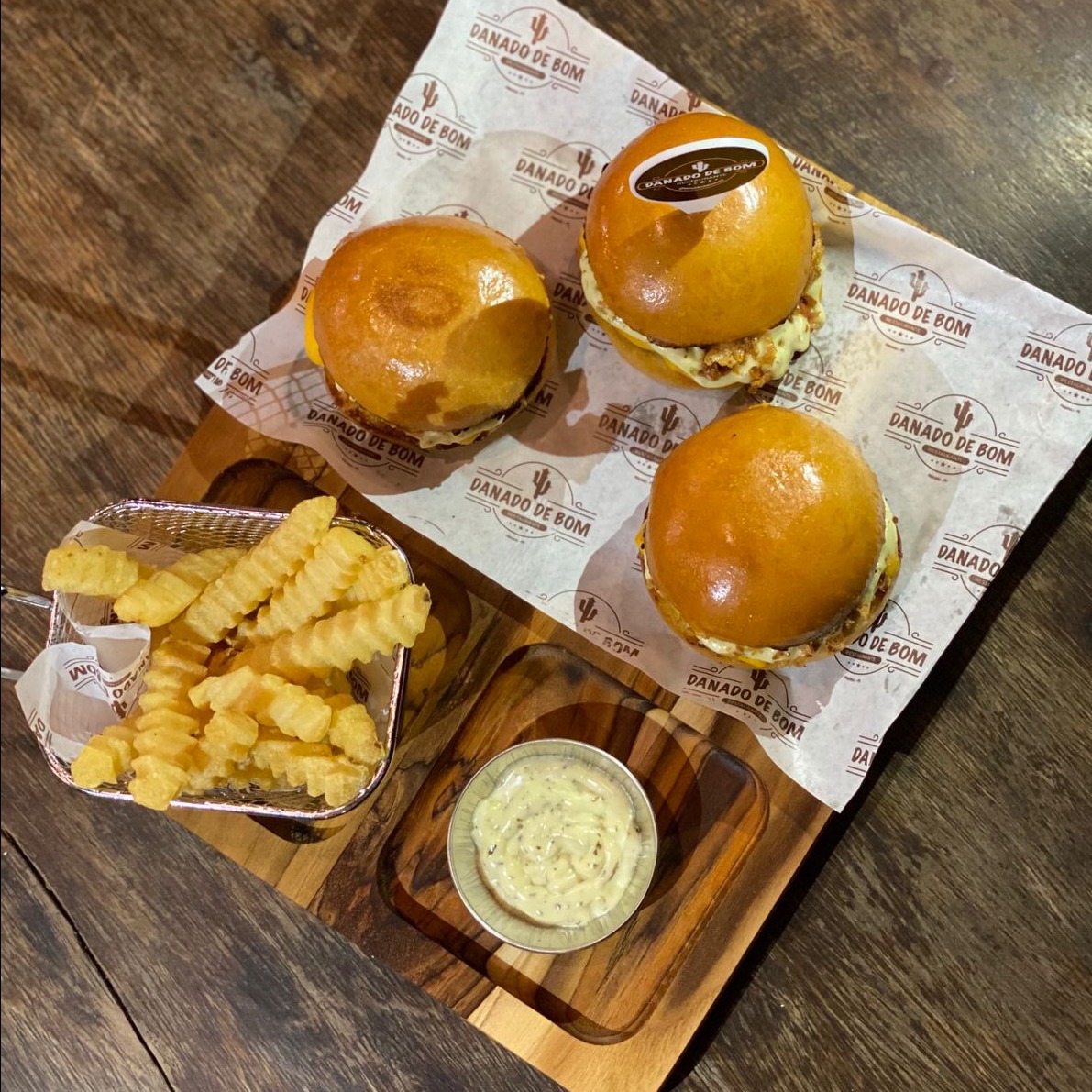 MINI BURGUERS MISTO + FRITAS