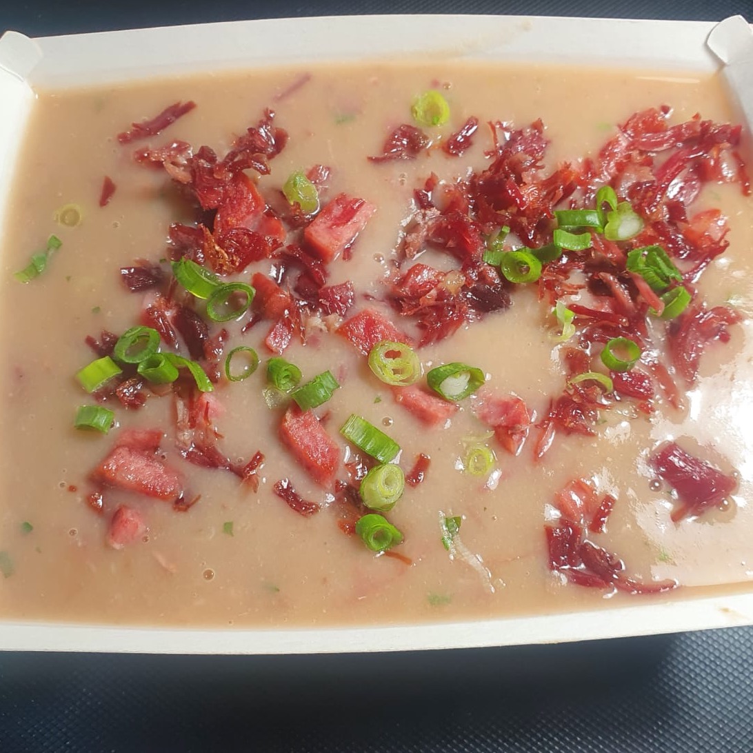 Sopa de feijão com carne seca e calabresa
