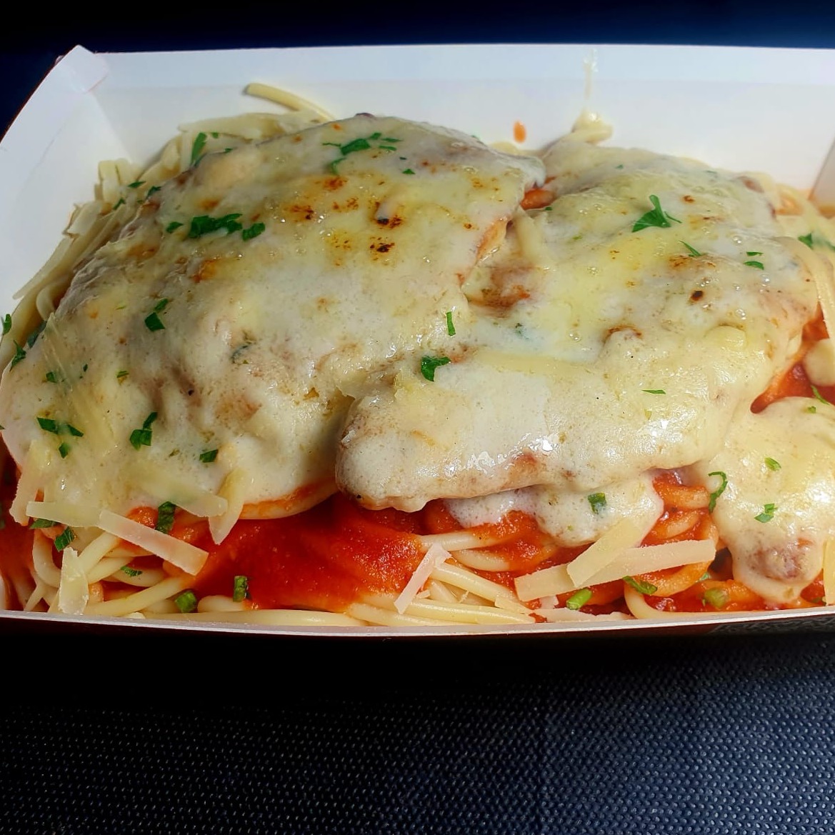 Spaghetti com frango gratinado com queijo