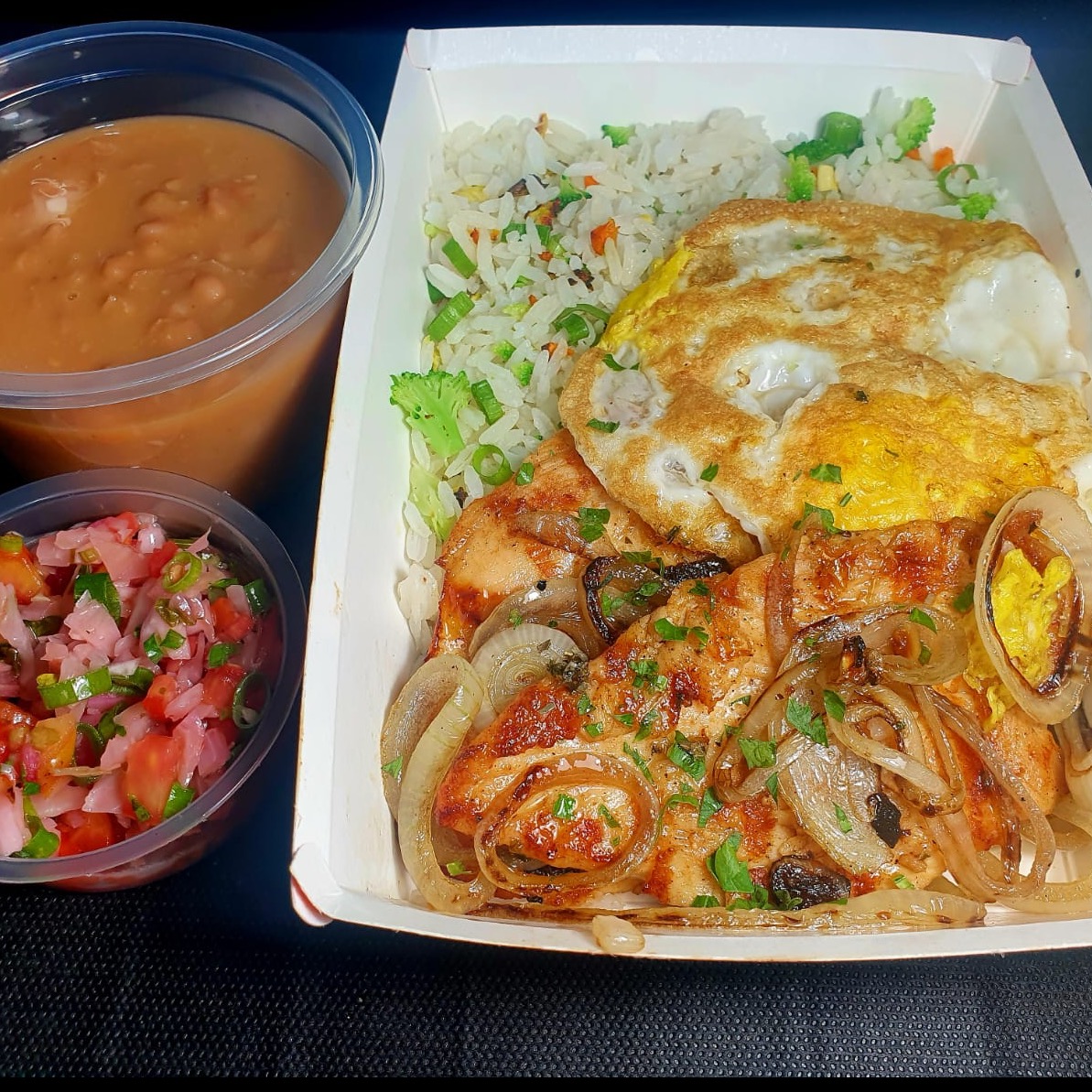 Filé de frango grelhado acebolado com ovo frito