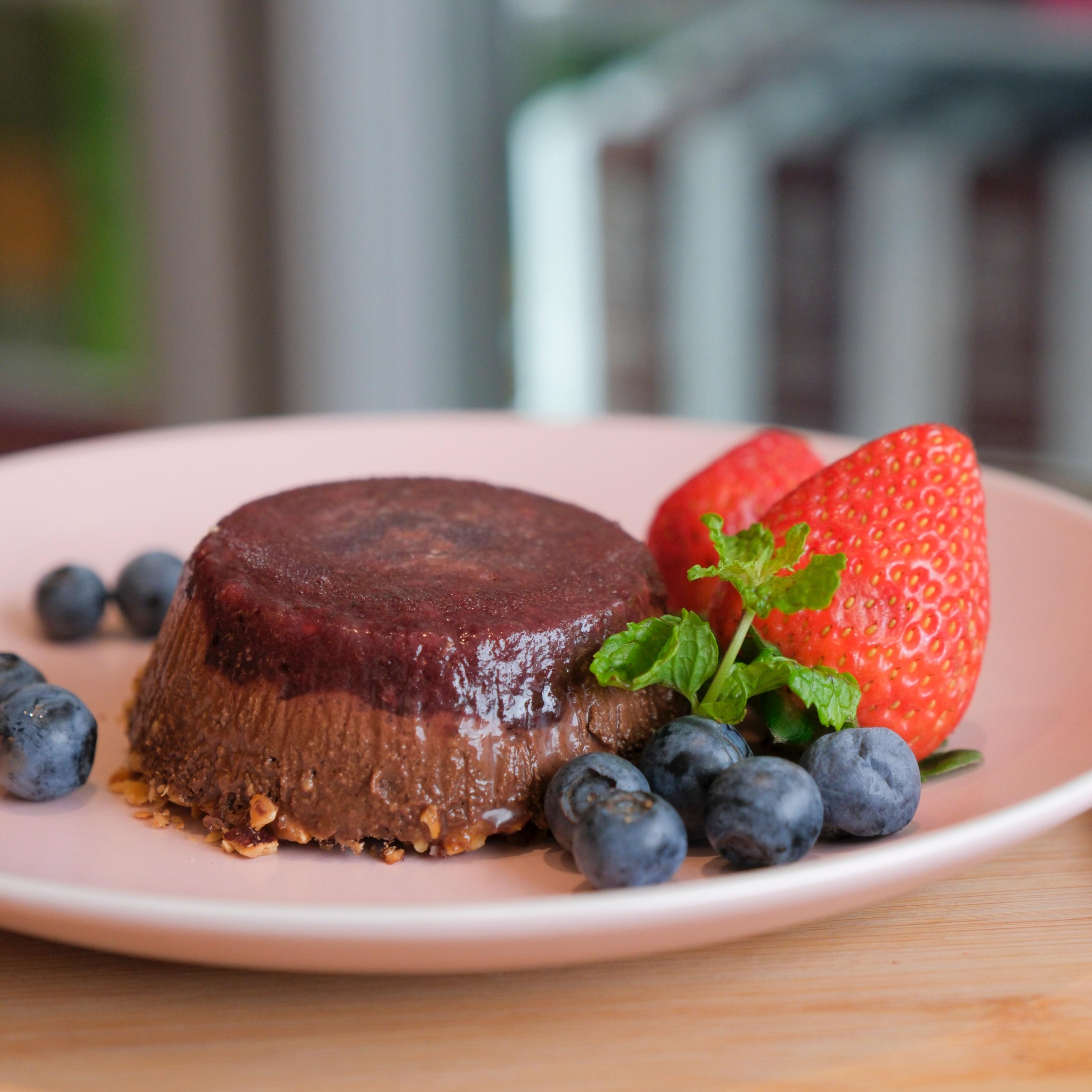 LANÇAMENTO: TORTA TRUFADA DE FRUTAS VERMELHAS COM AVELÃ