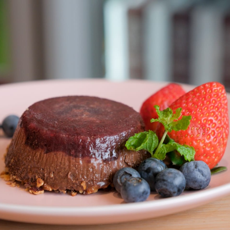 TORTA TRUFADA COM FRUTAS VERMELHAS E AVELÃ
