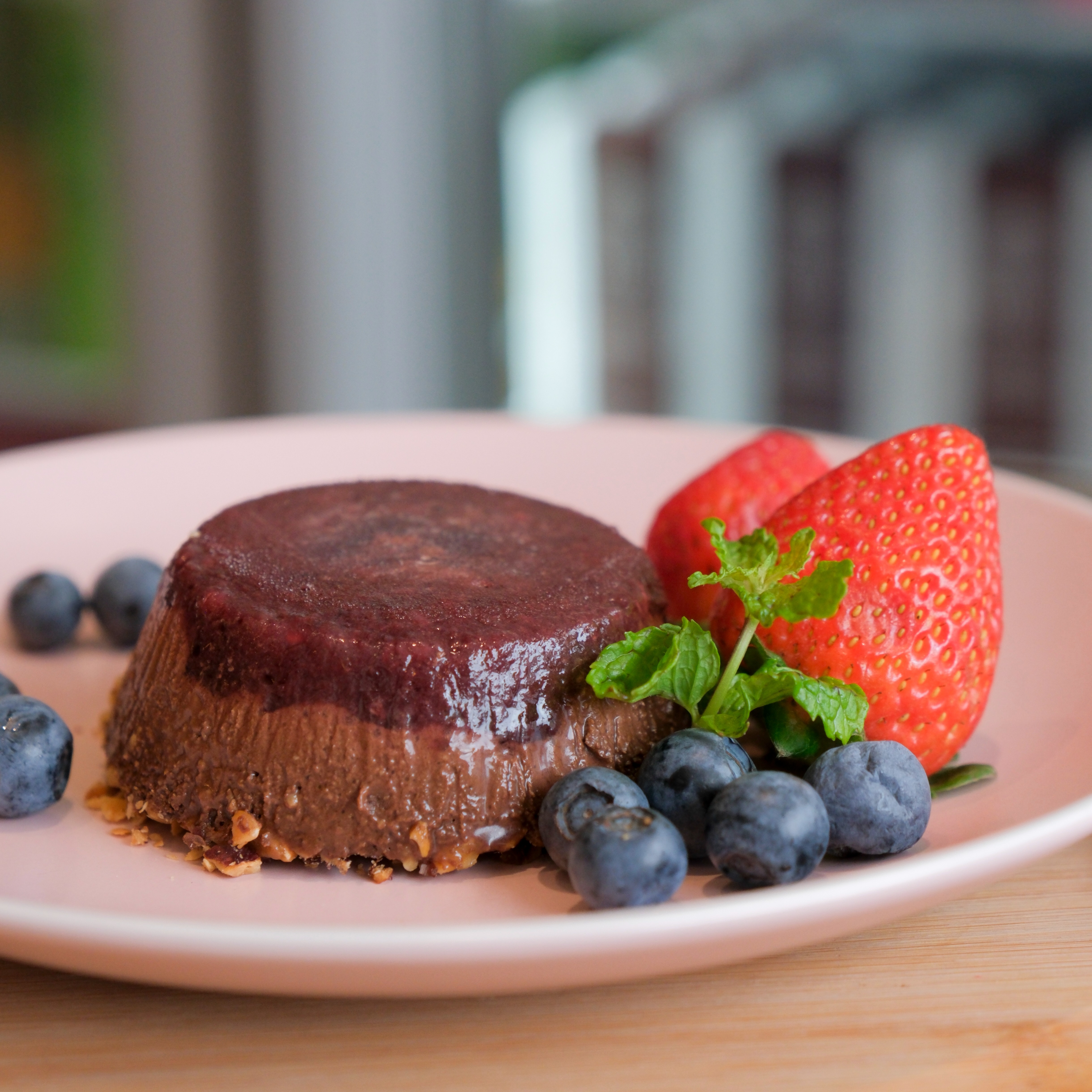 TORTA TRUFADA DE FRUTAS VERMELHAS COM AVELÃ