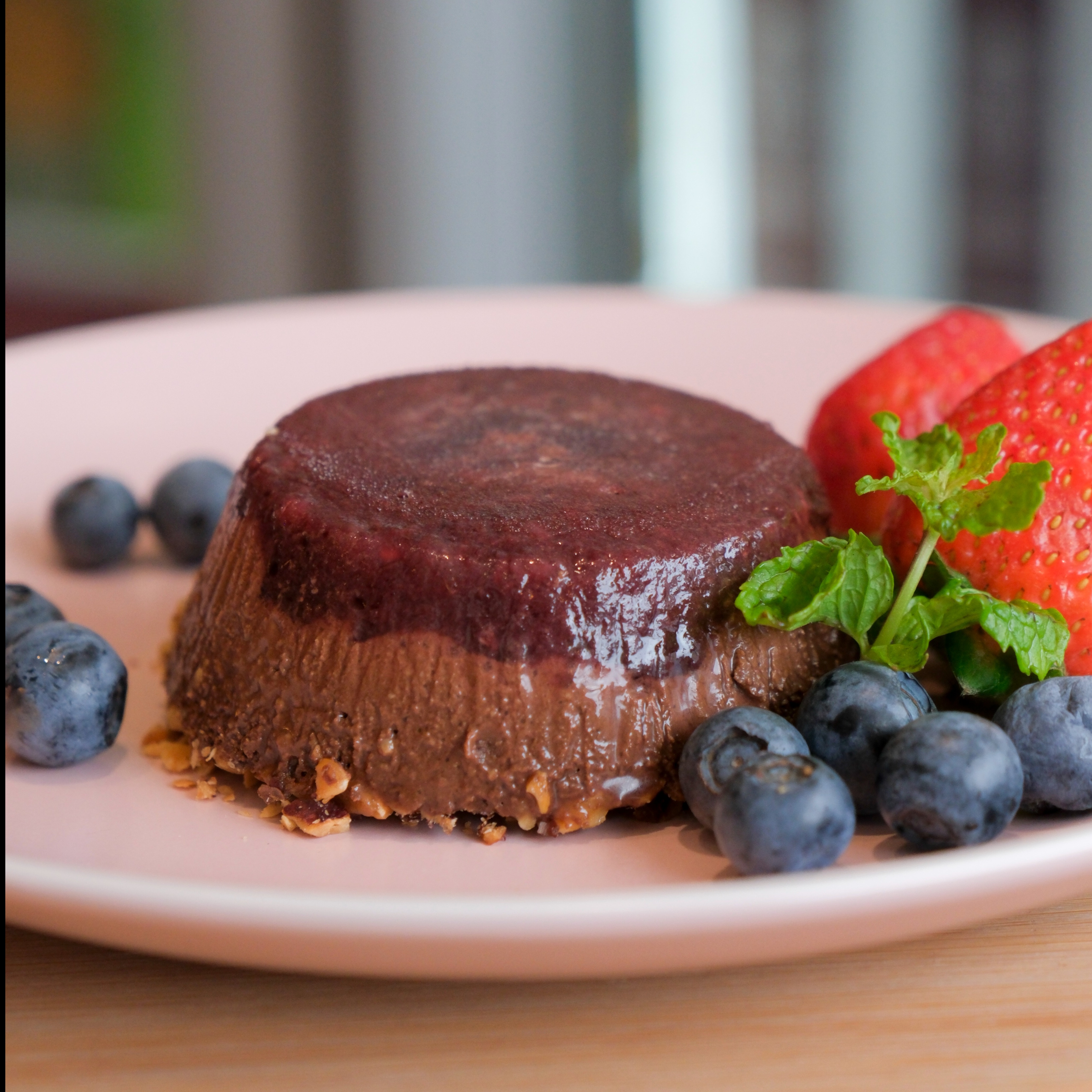 TORTA TRUFADA COM FRUTAS VERMELHAS E AVELÃ
