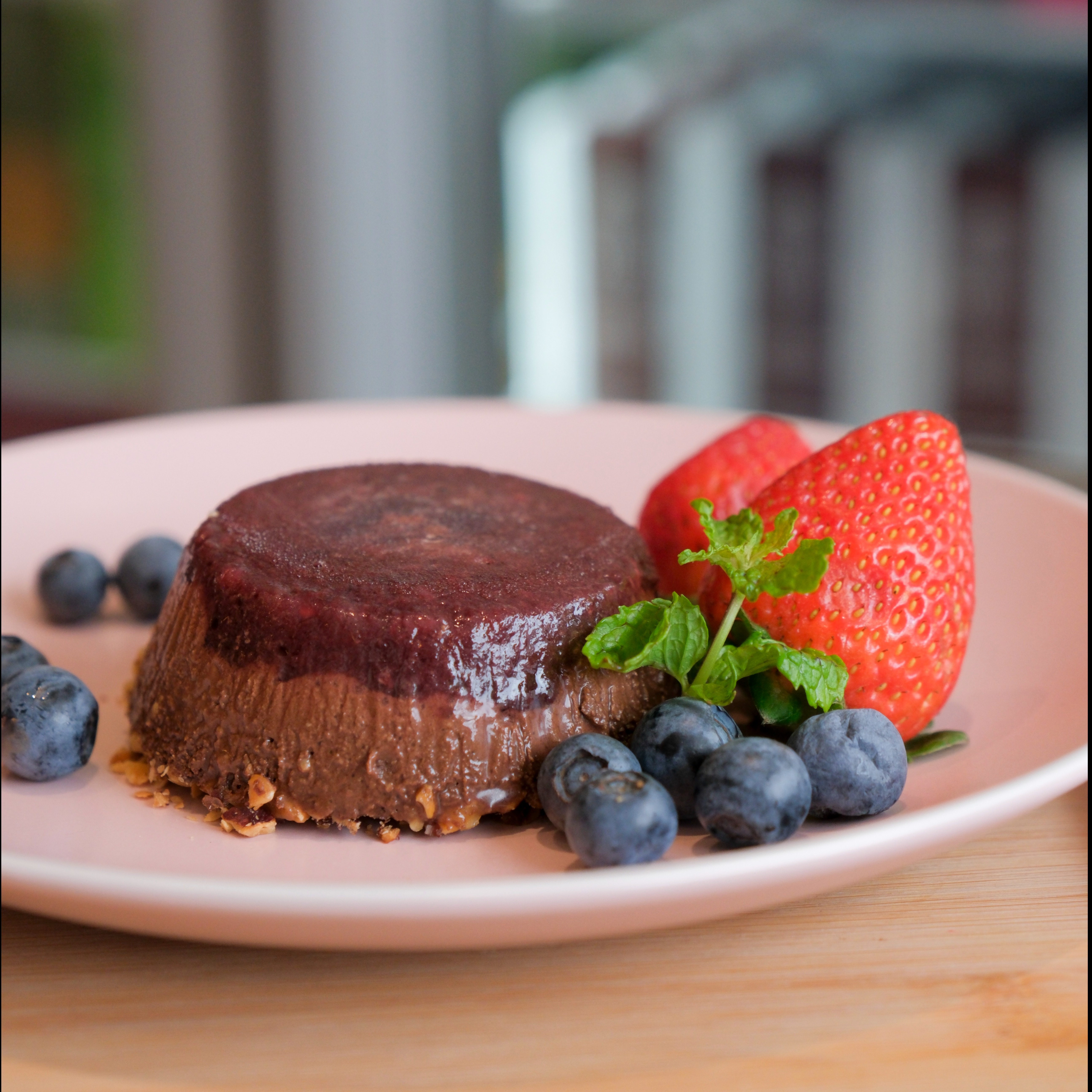 TORTA TRUFADA COM FRUTAS VERMELHAS E AVELÃ