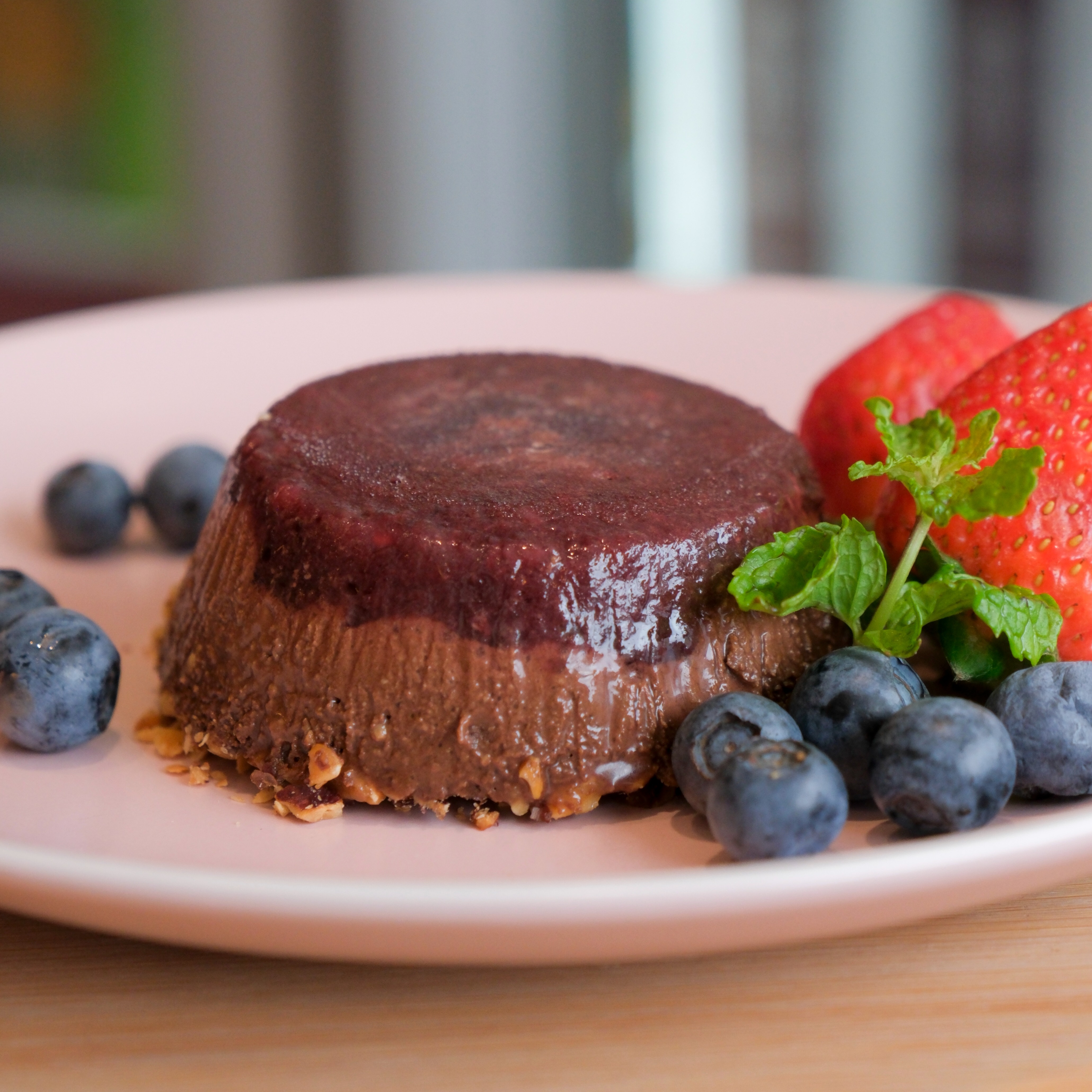 TORTA TRUFADA COM FRUTAS VERMELHAS E AVELÃ