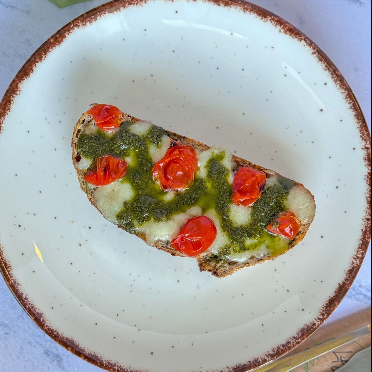 Torrada Queijo de búfala, pesto e tomate confit