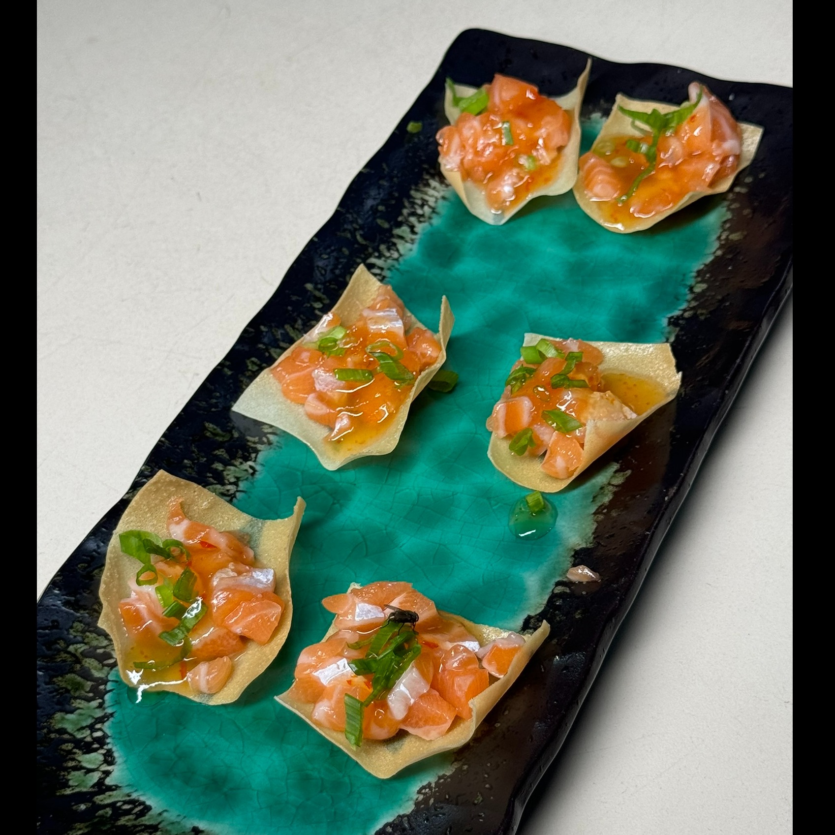 Nacho de salmão com geleia de pimenta