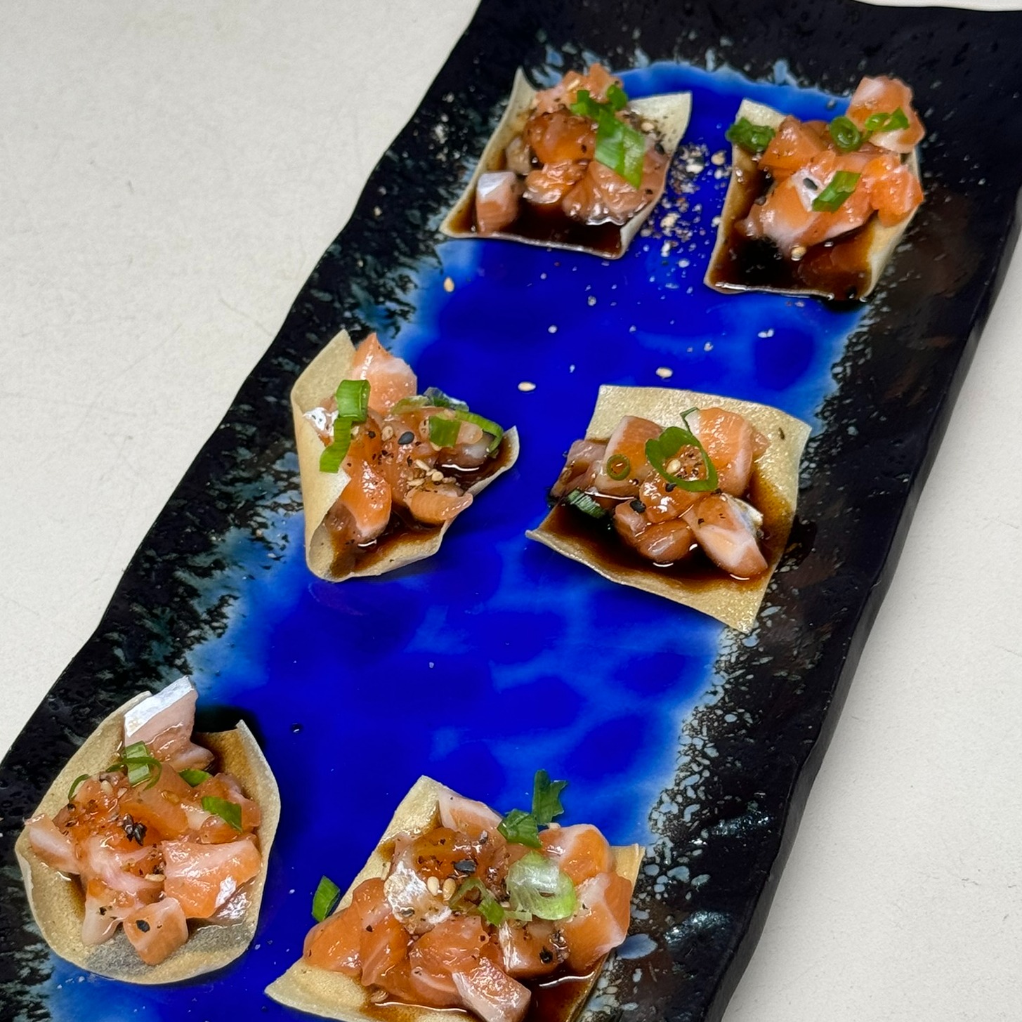 Nacho de salmão com tarê