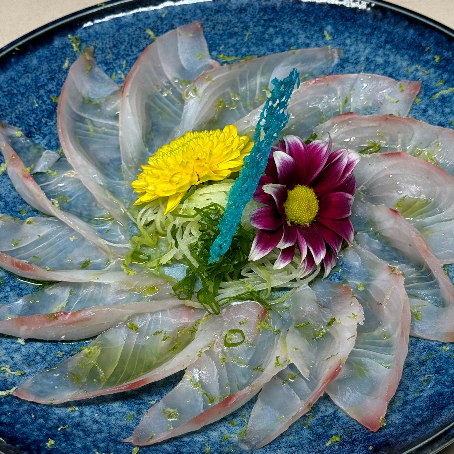 Carpaccio de Tilápia com Azeite Trufado e Flor de Sal
