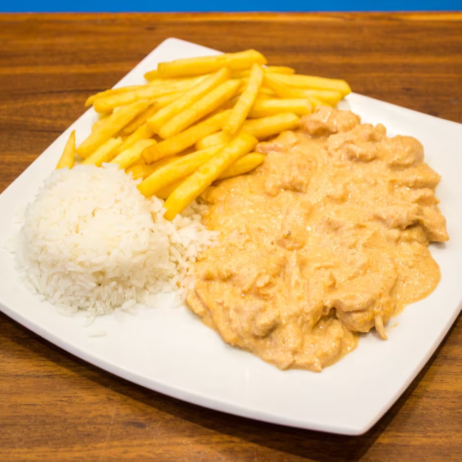 Estrogonofe de Frango com Fritas