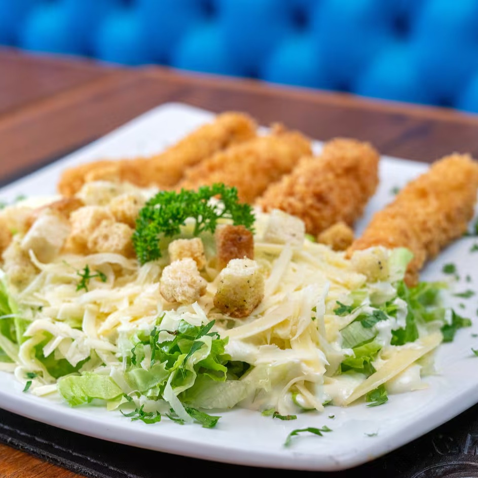 Tiras de Frango Crocante com Salada Caeser