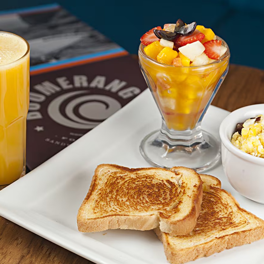 Combo 2 | Pão de forma, ovos mexidos com bacon, salada de frutas e suco