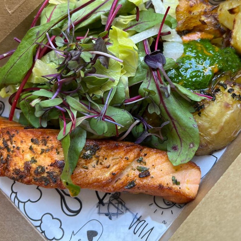 Salmão mediterrâneo com batata smash 