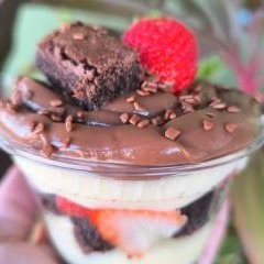 COPO DUO COM BROWNIE E MORANGO