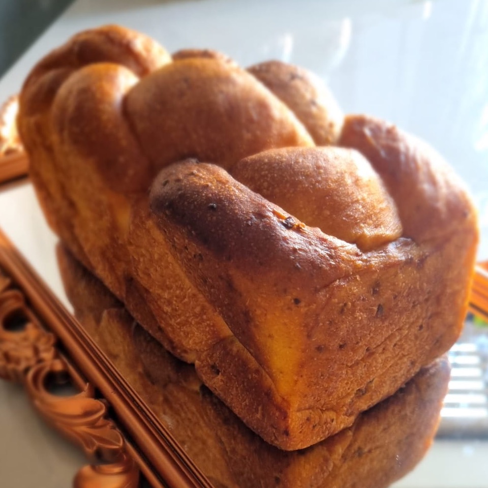 PÃO SOURDOUGH TRANÇADO AMENDOAS E PISTACHE