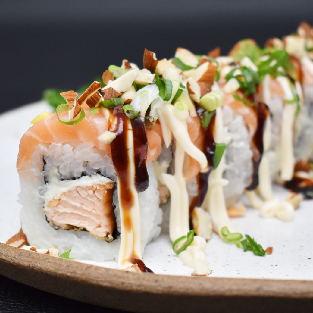 URAMAKI SALMON ALMOND (8un)