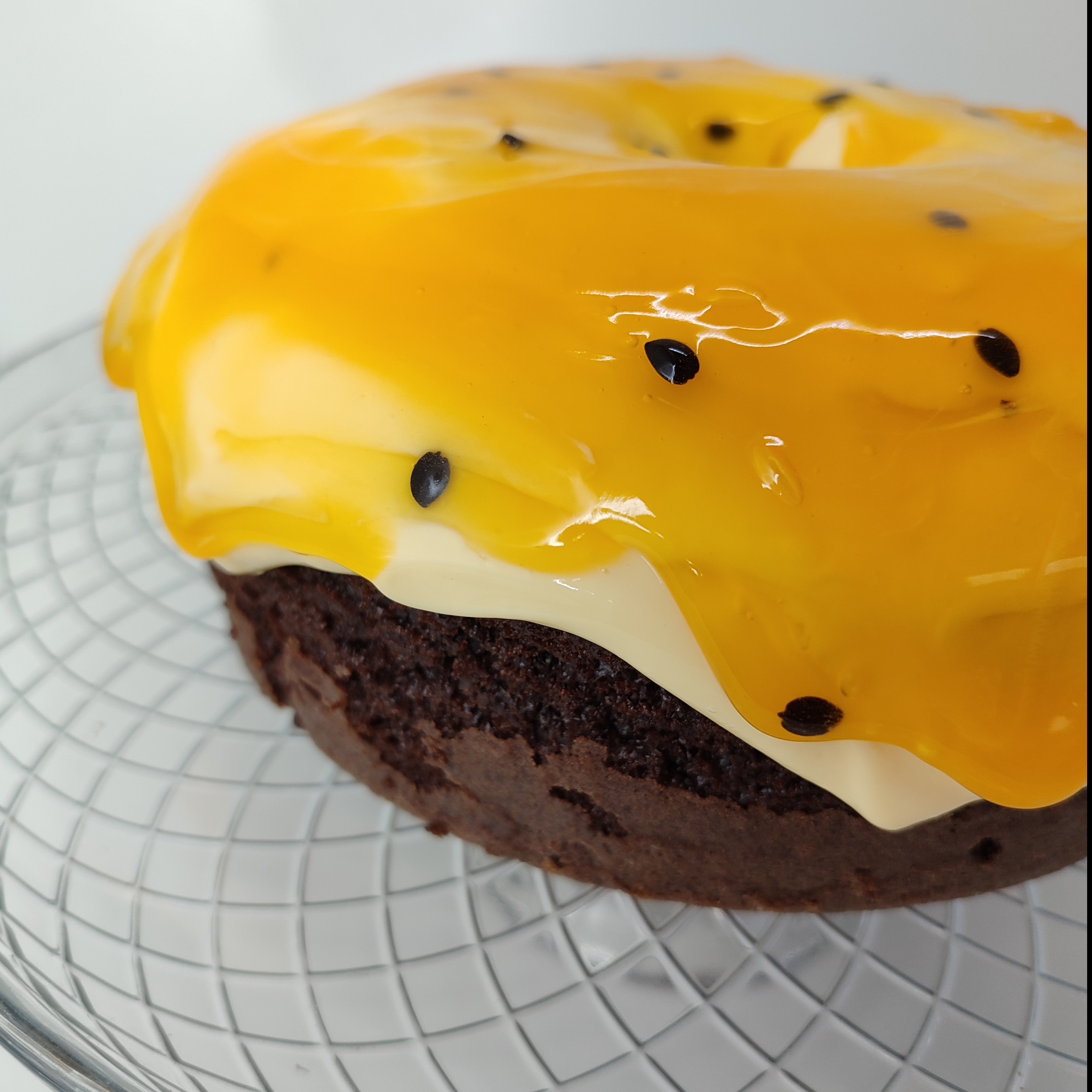 Bolo de chocolate com cobertura de Mousse de Maracujá 