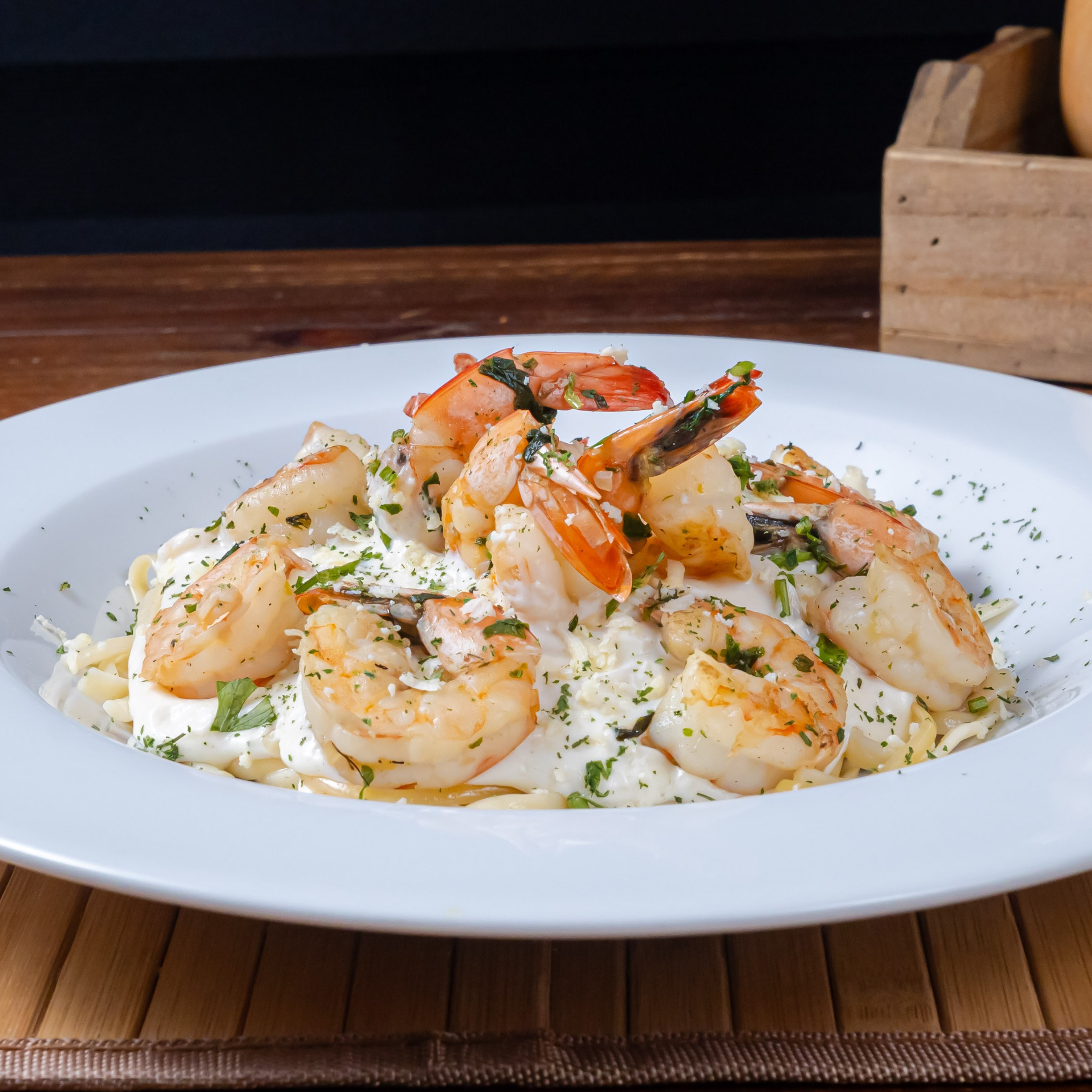 Camarões ao fettuccine com molho de queijo