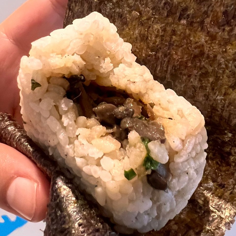 Onigiri de Shimeji na Manteiga