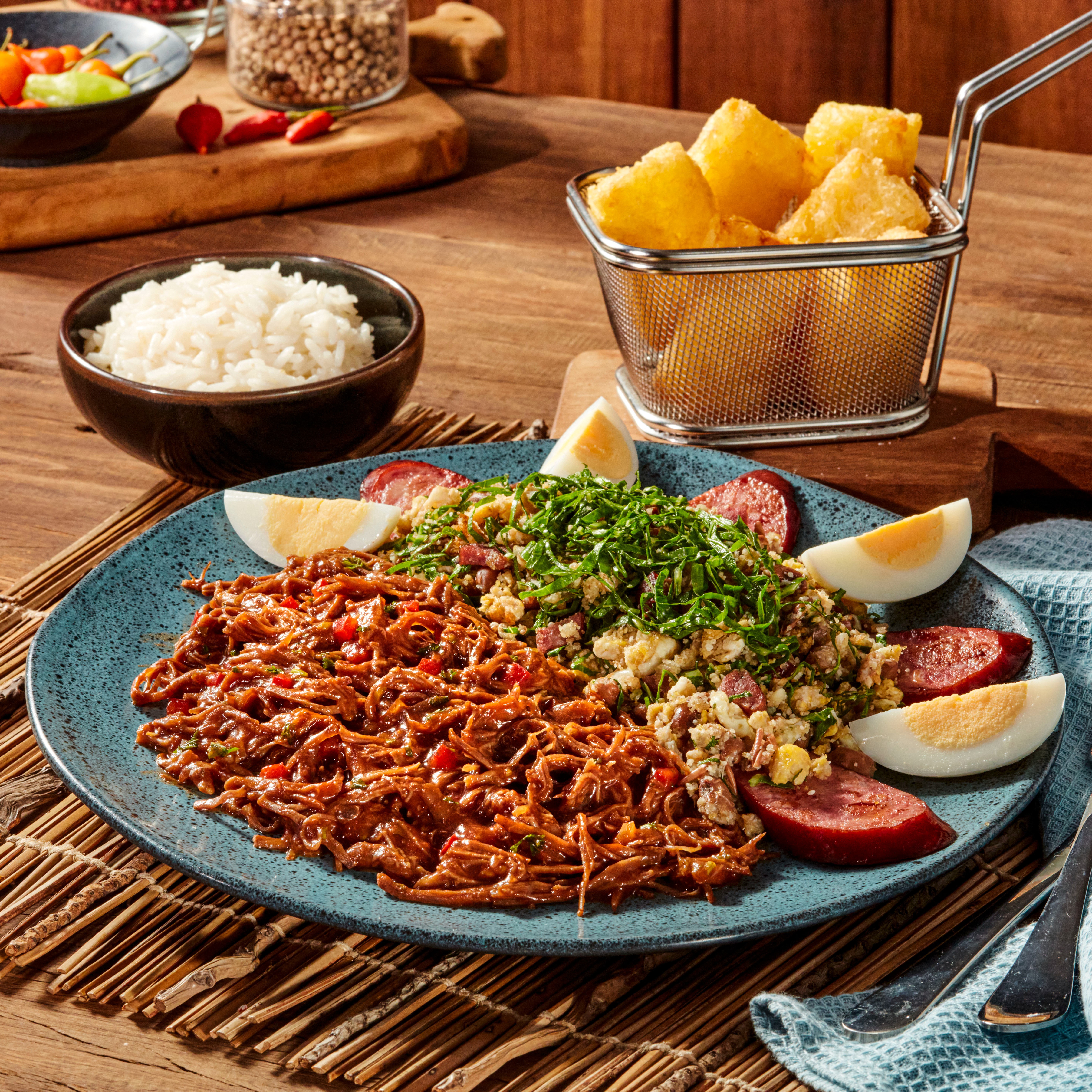 Vixe - Costela BBQ desfiada com feijão tropeiro e aipim frito (P1)