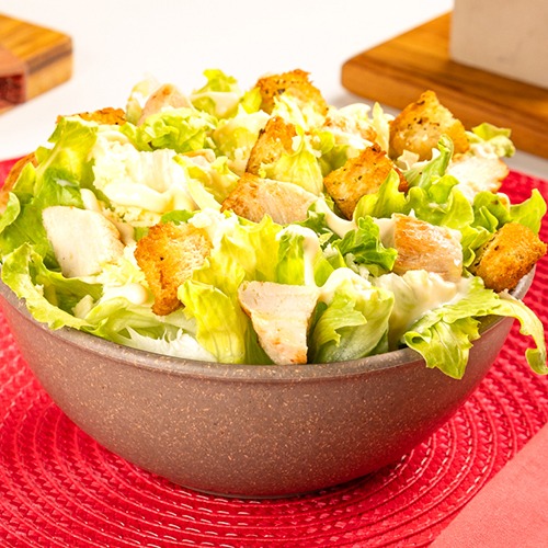 Salada Caesar com Frango Grelhado em Cubos