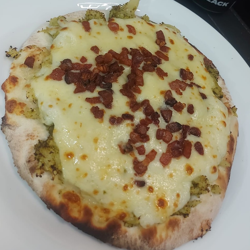 ESFIHA DE BROCOLIS C/ CATUPIRY E BACON