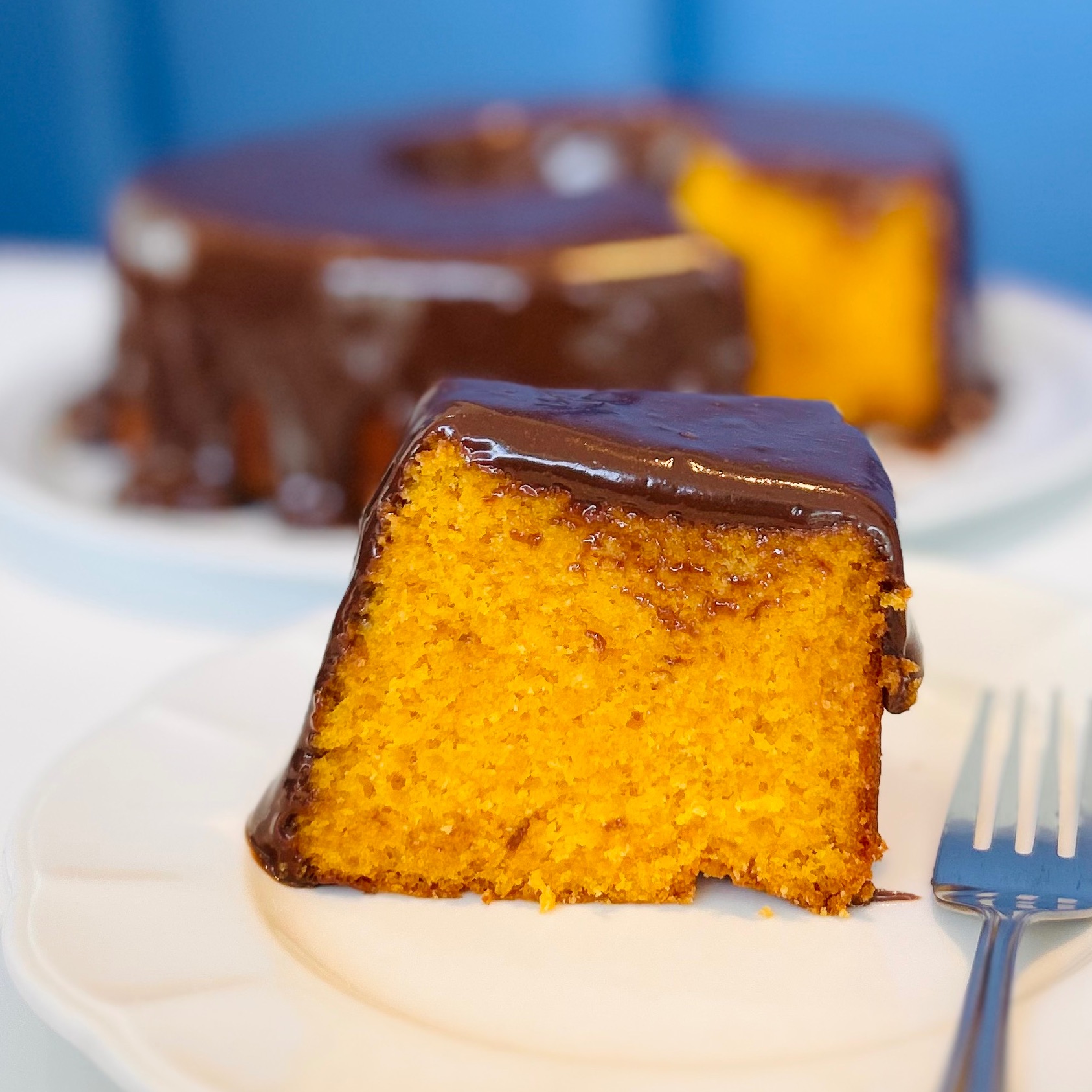 Fatia de Bolo de Cenoura com Calda de Chocolate