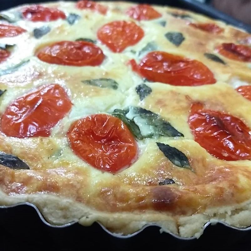QUICHE DE 3 QUEIJOS C/ TOMATE CEREJA E MANJERICÃO 
