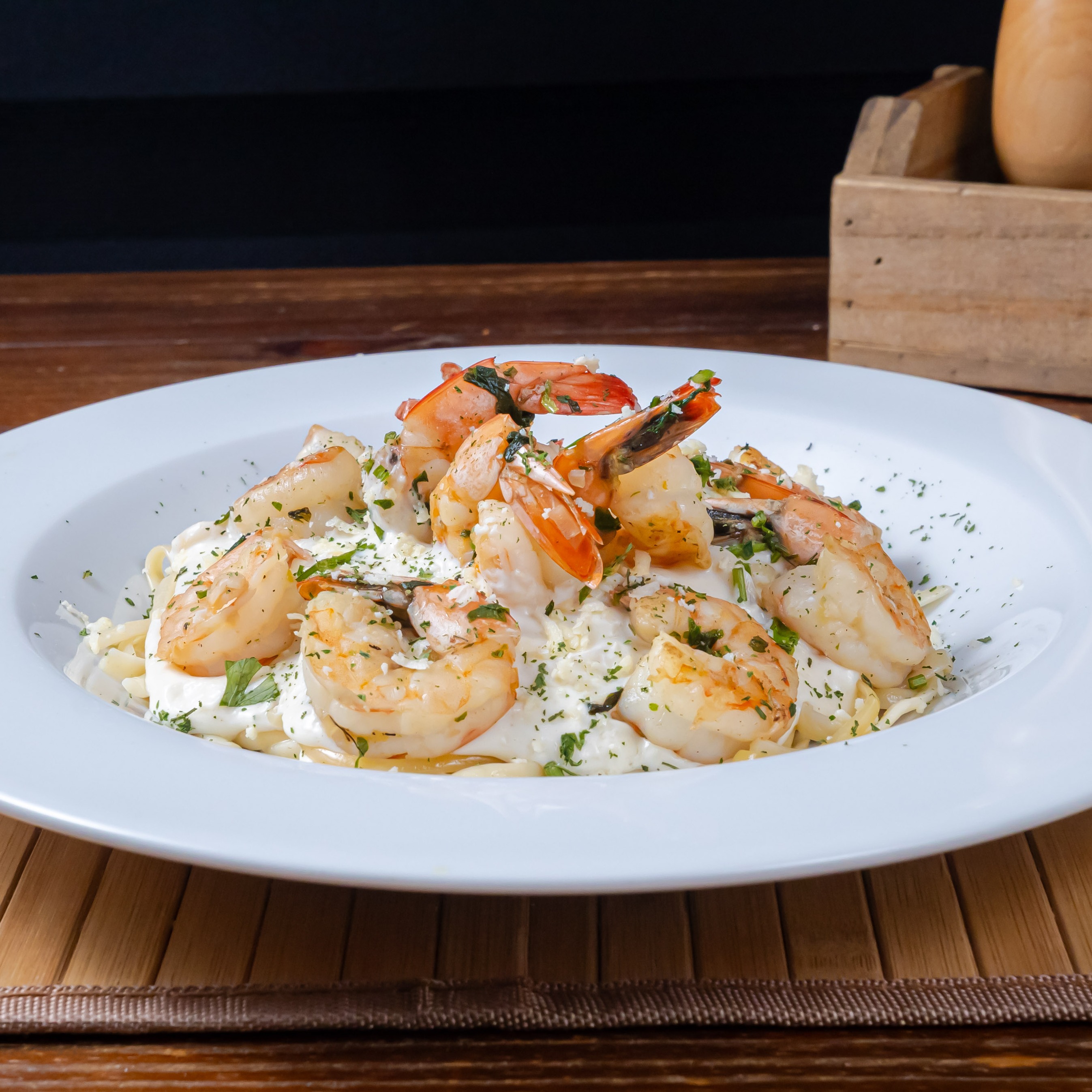 Camarões ao fettuccine com molho de queijo