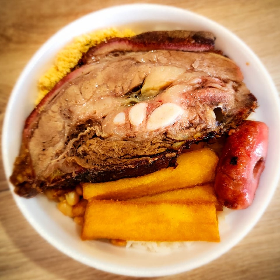 Marmitex  -  Costela Assada, 1 Linguiça,  Arroz,  Feijão, Polenta Crocante .