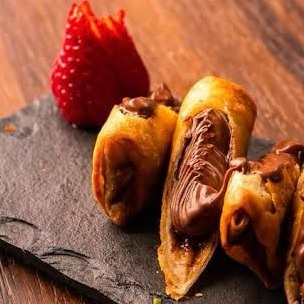 HARUMAKI DE MORANGO COM  CREME AVELÃ  2 UND