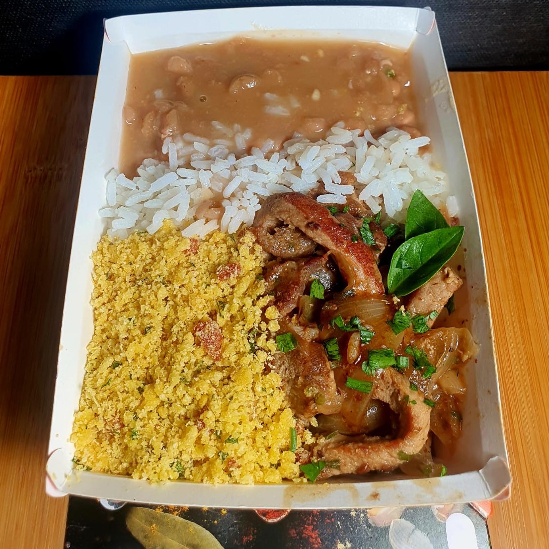 Isca de contra filé acebolada, arroz branco, feijão e farofa de bacon / CONGELADO