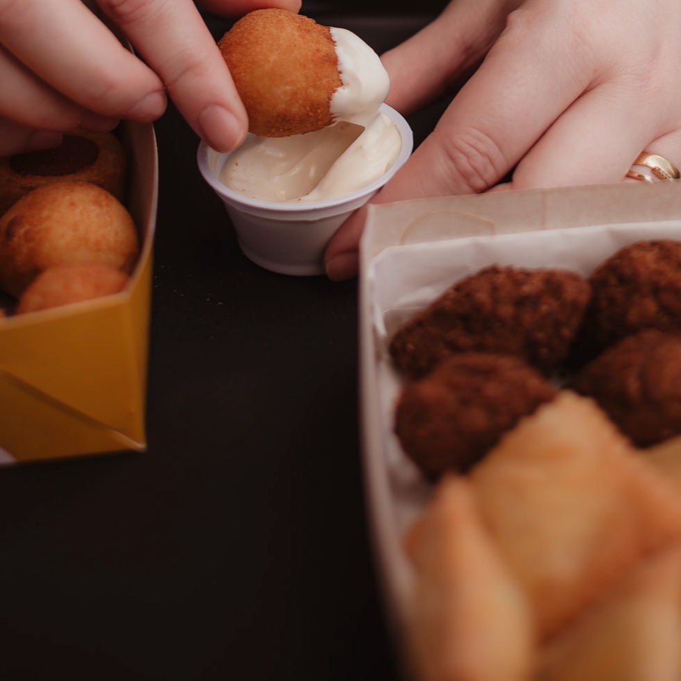 45 salgadinhos sortidos (5 sabores) + Molho maionese grill  20g