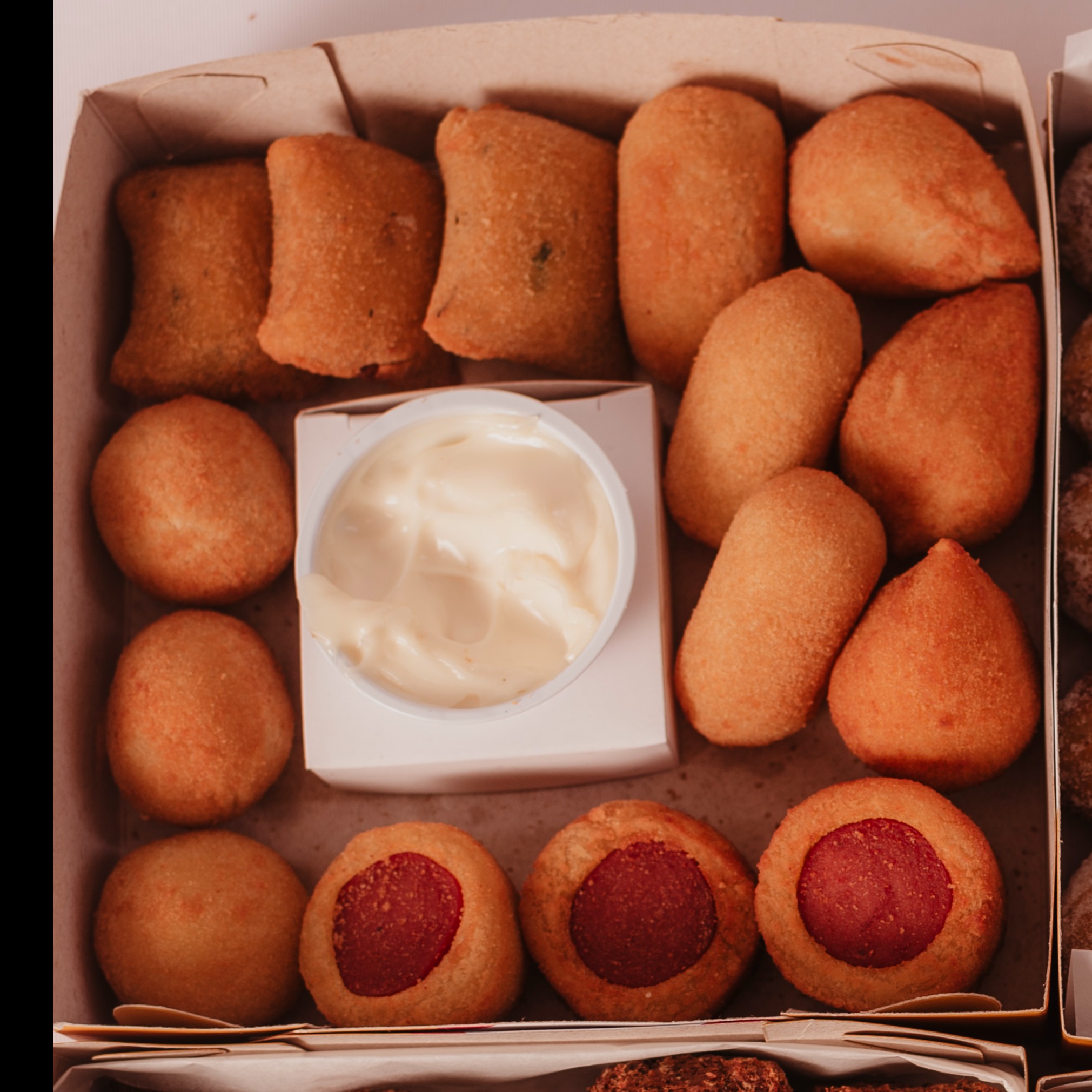 25 salgadinhos sortidos (5 sabores) + Molho maionese grill 20g