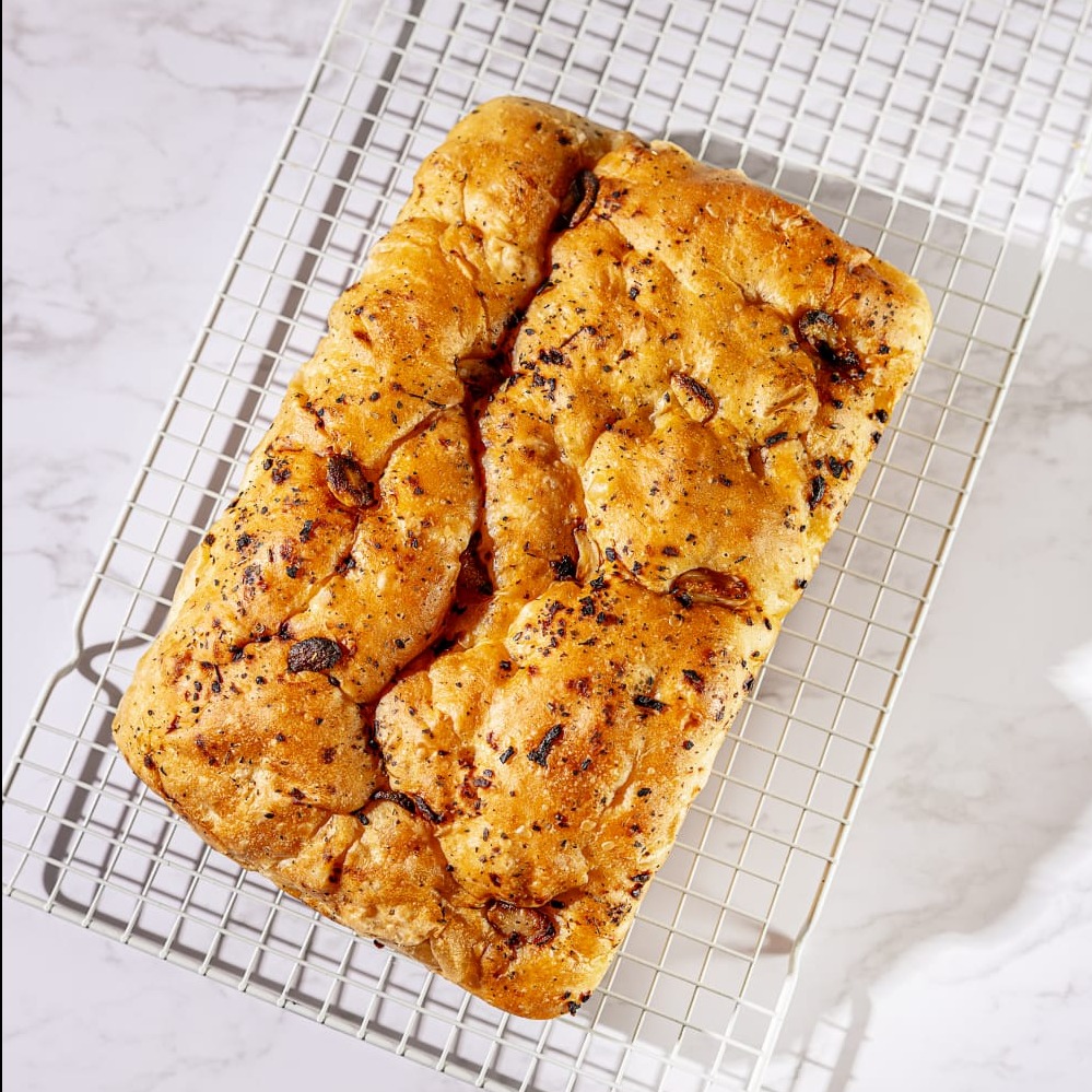 FOCACCIA ALHO CONFITADO E ERVAS