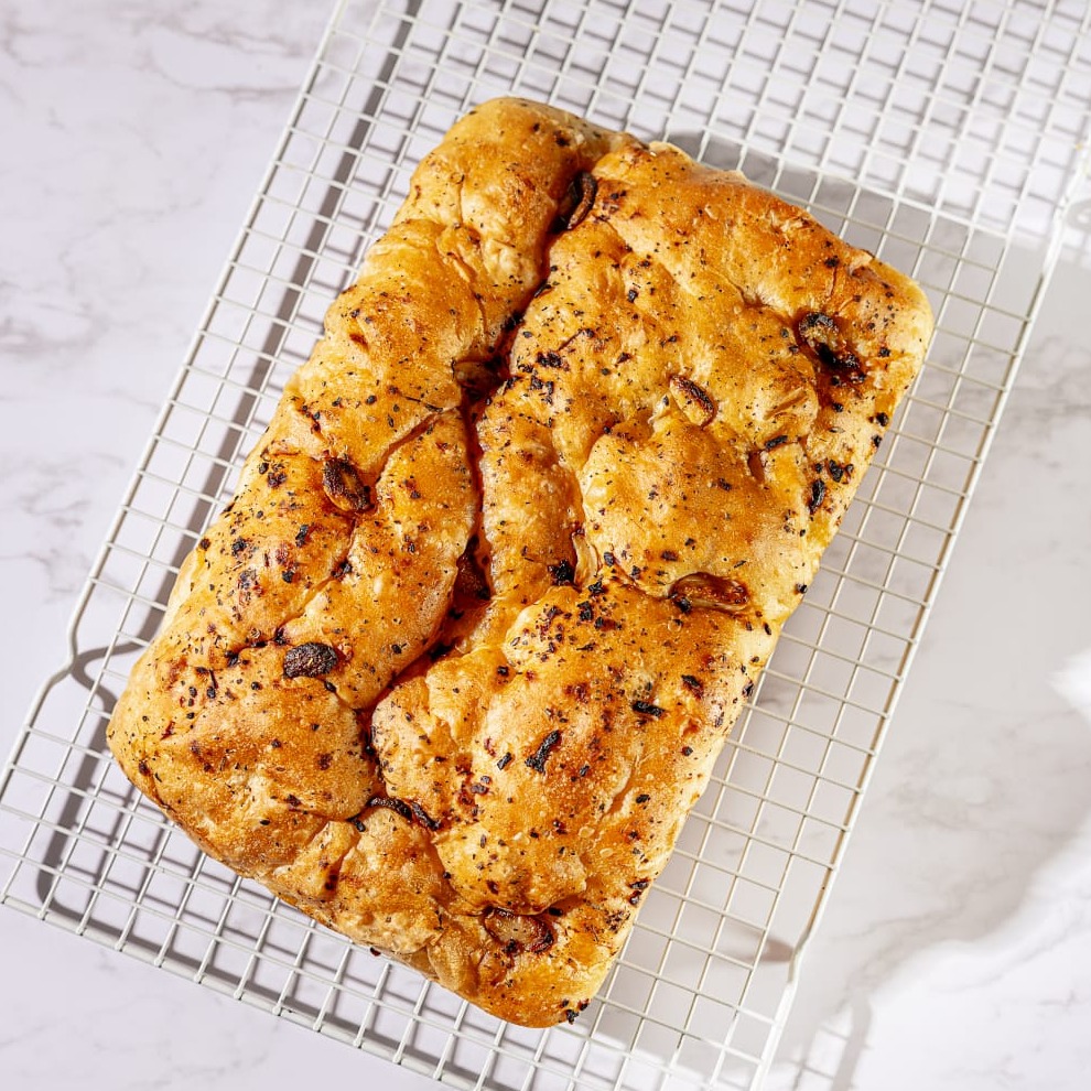 FOCACCIA ALHO CONFITADO E ERVAS