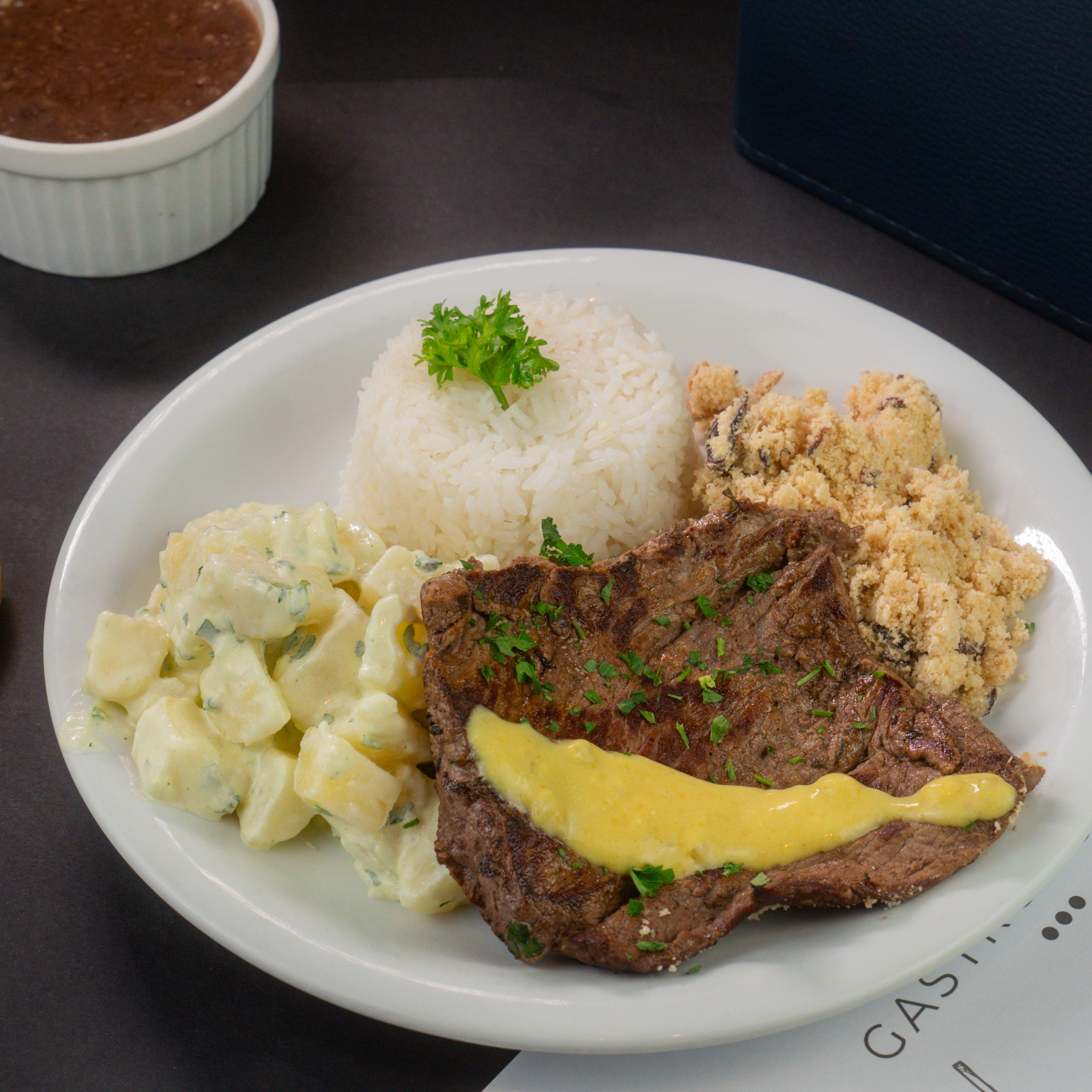 Baby beef ao molho de mostarda