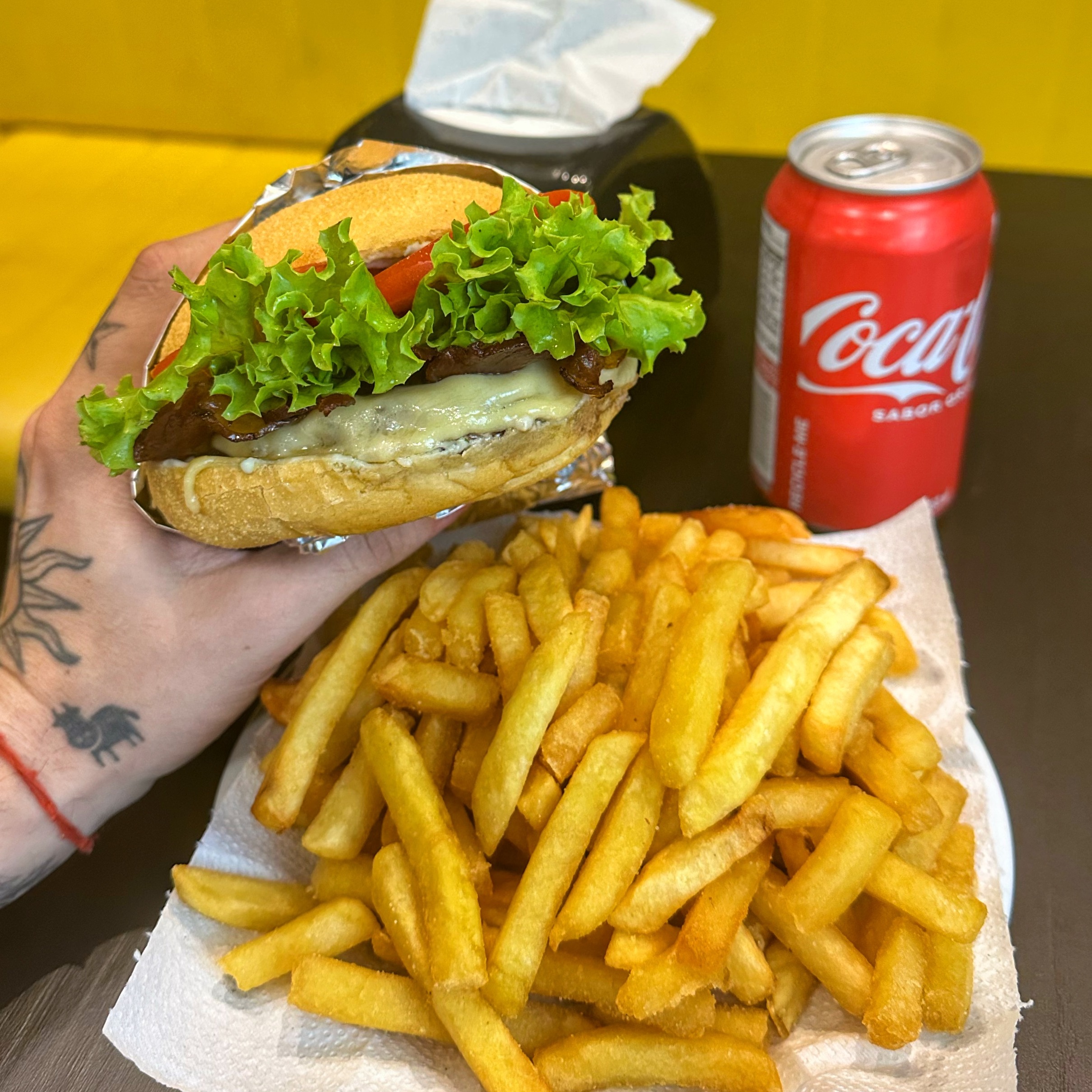 PROMO: Simples Tradicional + Fritas +Coca Lata 