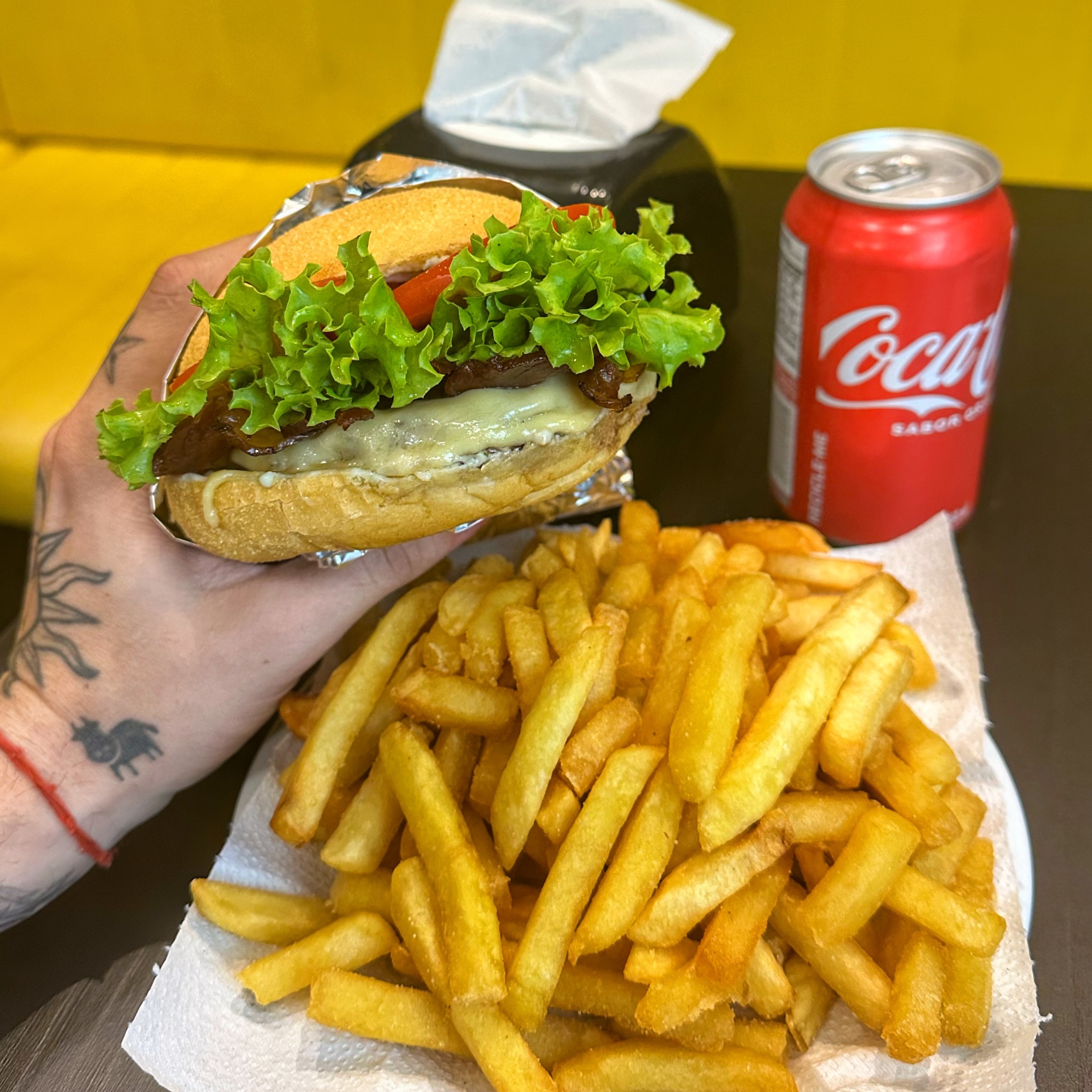 PROMO: Simples Tradicional + Fritas +Coca Lata
