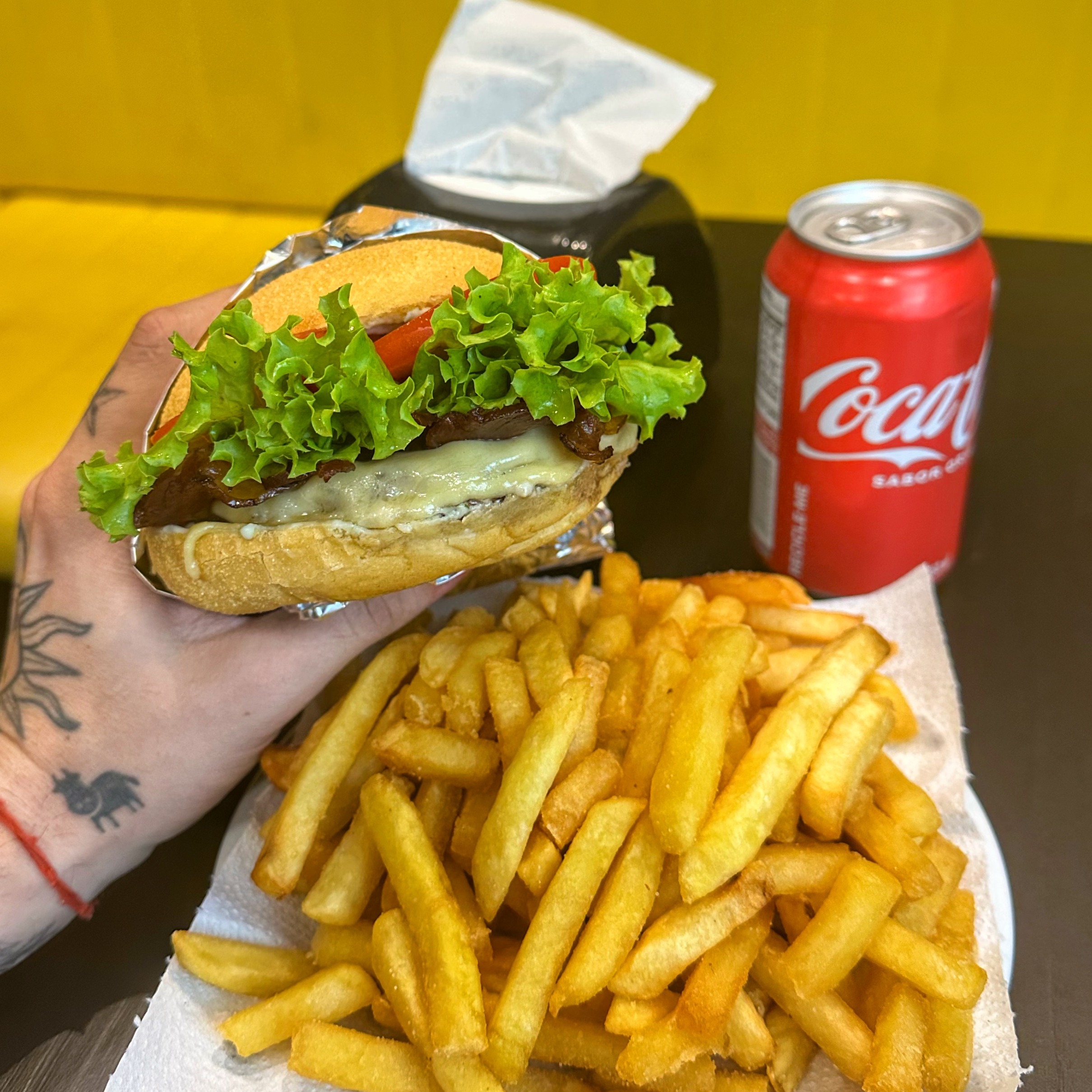 Simples Tradicional + Fritas + Coca Lata