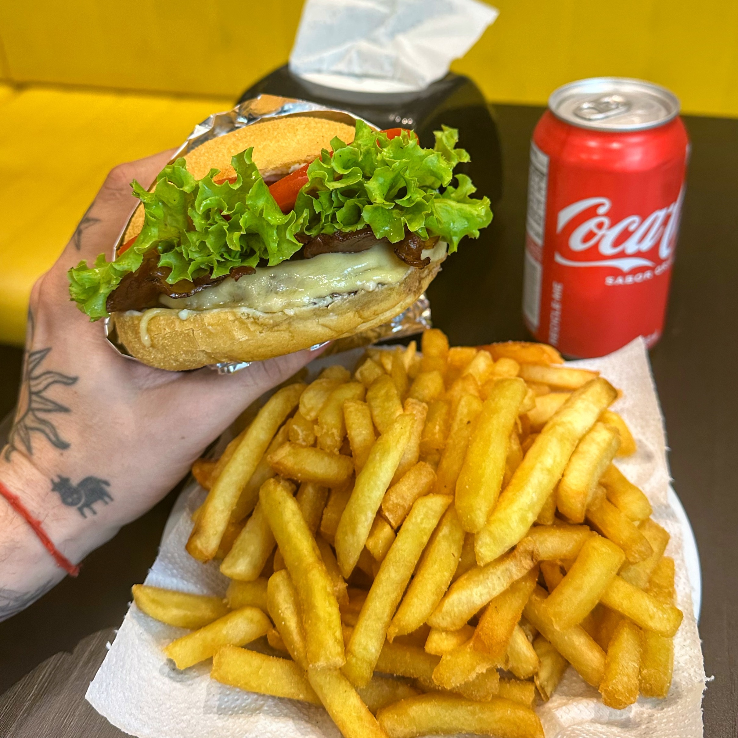 PROMO: Simples Tradicional + Fritas +Coca Lata