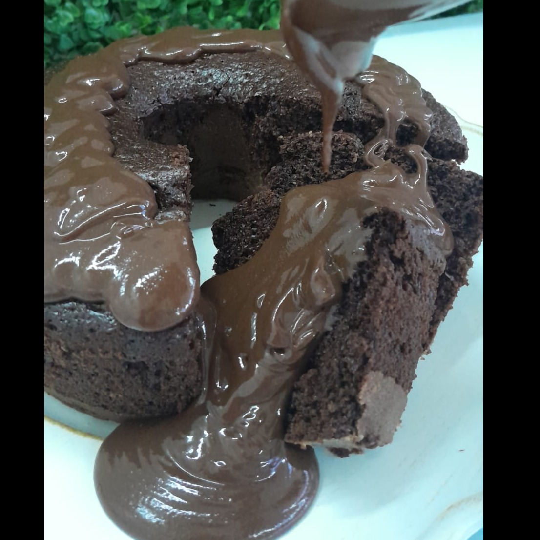 Bolo de chocolate com cobertura de chocolate 