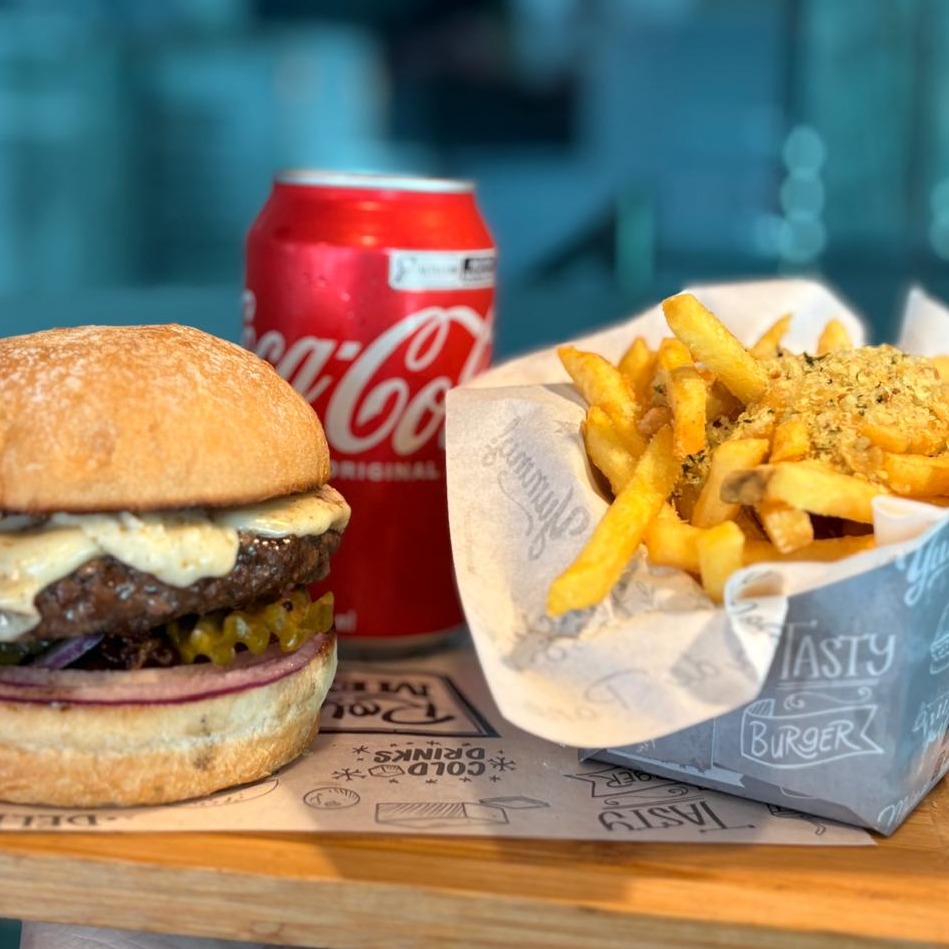 Royal burguer com Fritas e Coca-Cola