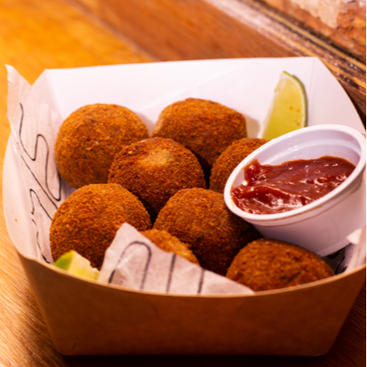 Croqueta vegana recheada com queijo