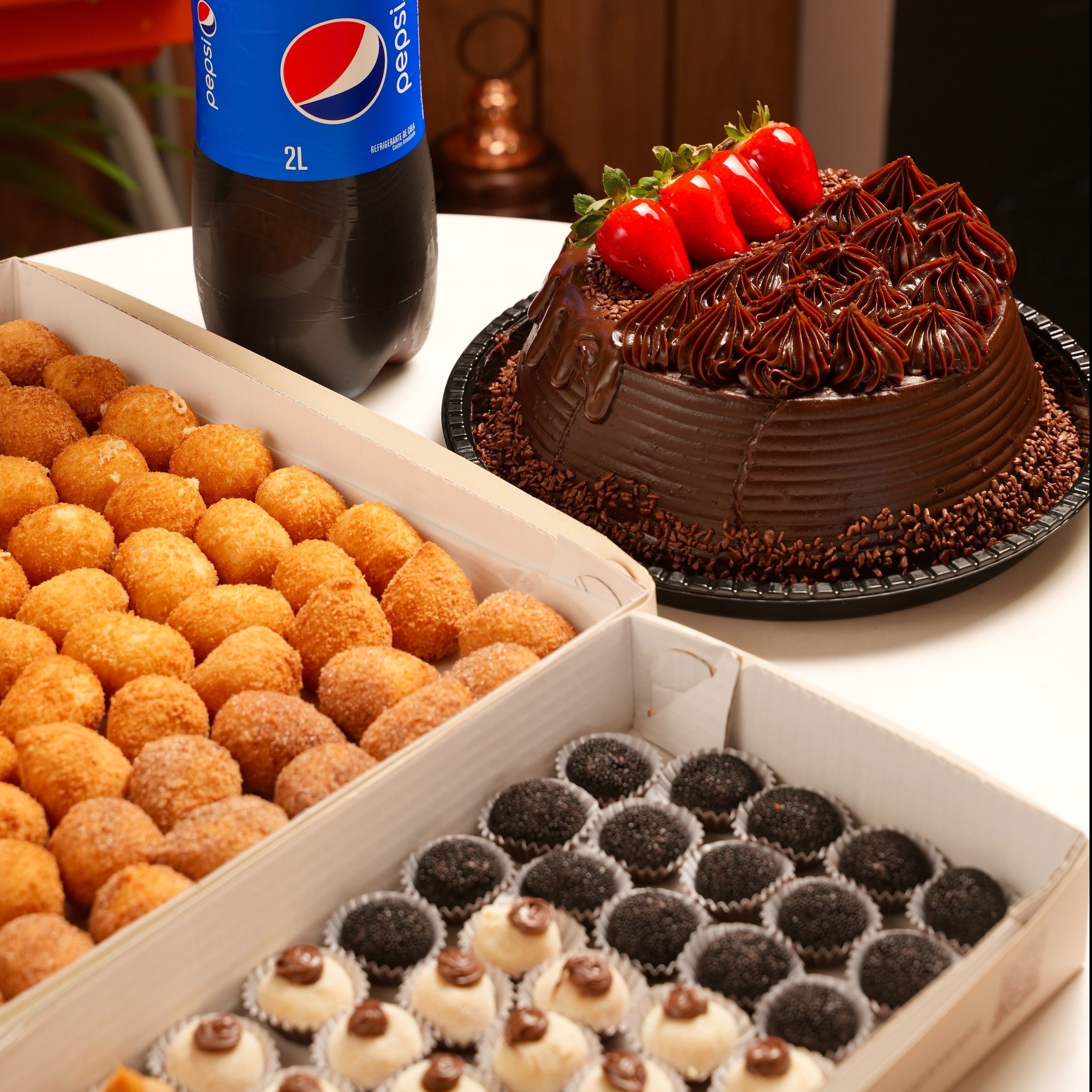 Kit Festa 2 - Festa -  50x Salgadinhos Variados, 50x Docinhos Variados, 1x  Bolo Confeitadinho, 2x Refrigerante de 2L.