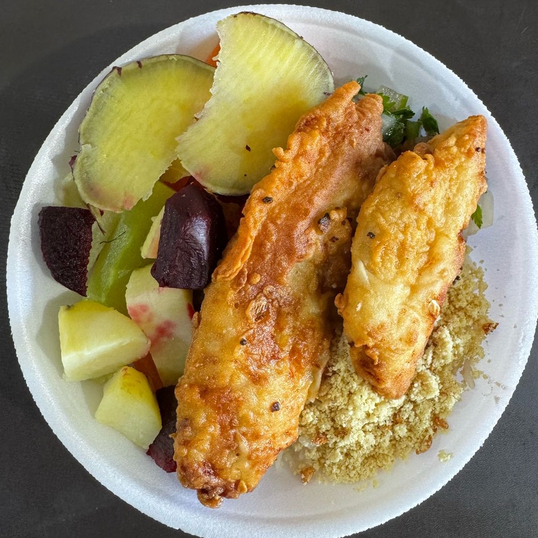 Quentinha de peixe empanado (isopor)