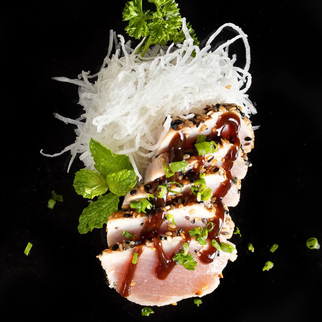  Sashimi de Atum Selado com Tarê e Cebolinha - 5 Peças