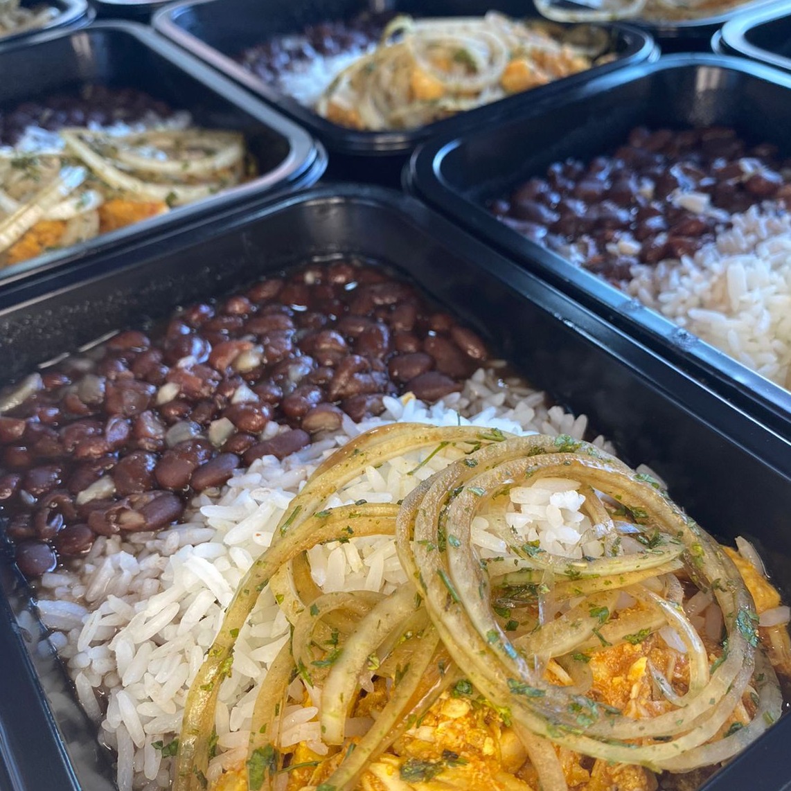 ISCA DE FRANGO ACEBOLADA, ARROZ E FEIJÃO PRETO.